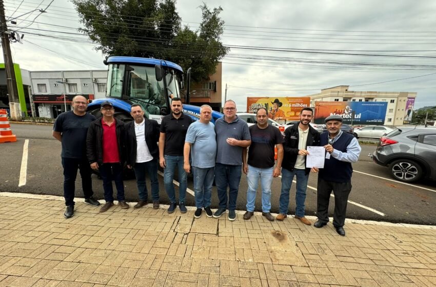  Solenidade Oficial é realizada com a entrega de trator agrícola novo em Dois Vizinhos