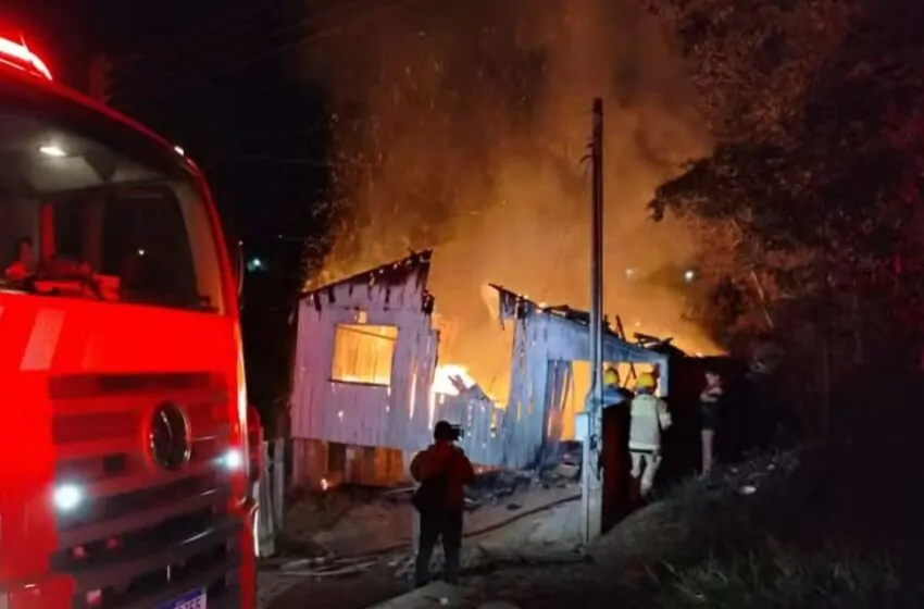  Família é agredida, roubada e tem casa incendiada por 5 suspeitos