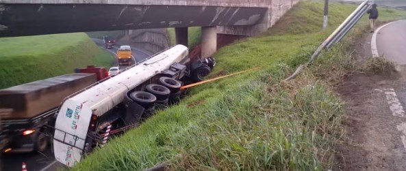  Após cair de viaduto caminhão passa a noite preso em fita para evitar tombar na rodovia