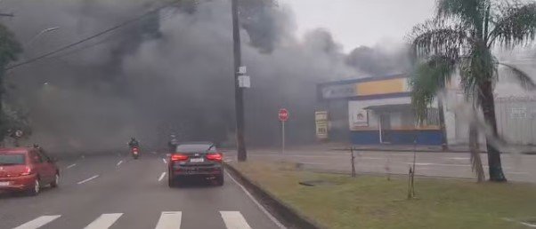  Incêndio deixa rua sem visão após atingir loja de baterias