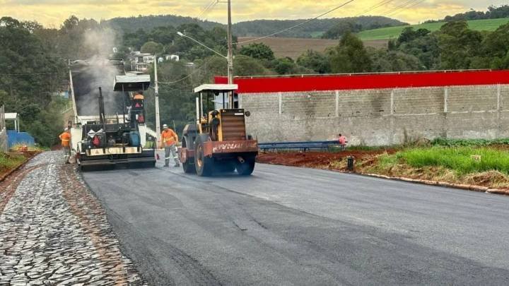  Rua do comércio está sendo asfaltada em todo o prolongamento