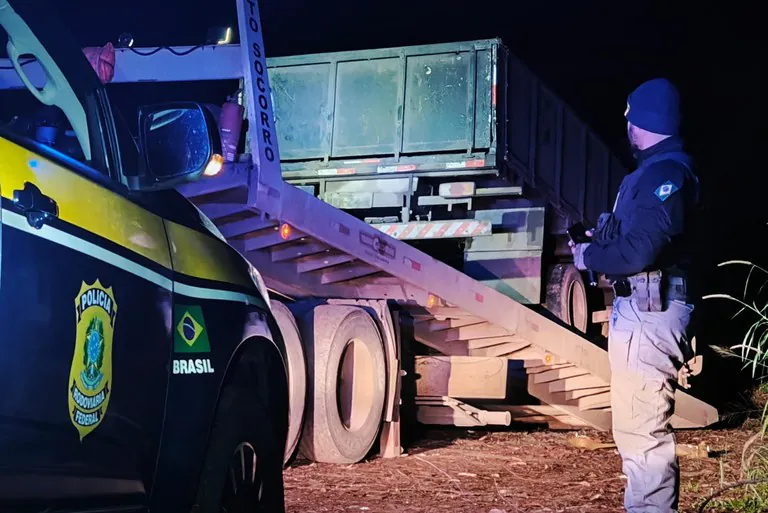  Caminhão transitando à noite apenas com luz de celular é flagrado pela Polícia Rodoviária Federal na BR-282