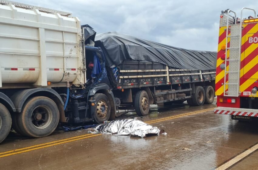  Acidente na BR-163 entre dois caminhões acaba com homem morto em rodovia