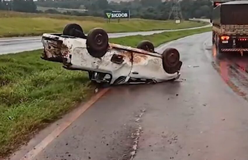  Picape tomba na BR 163 e motorista fica ferida no Paraná