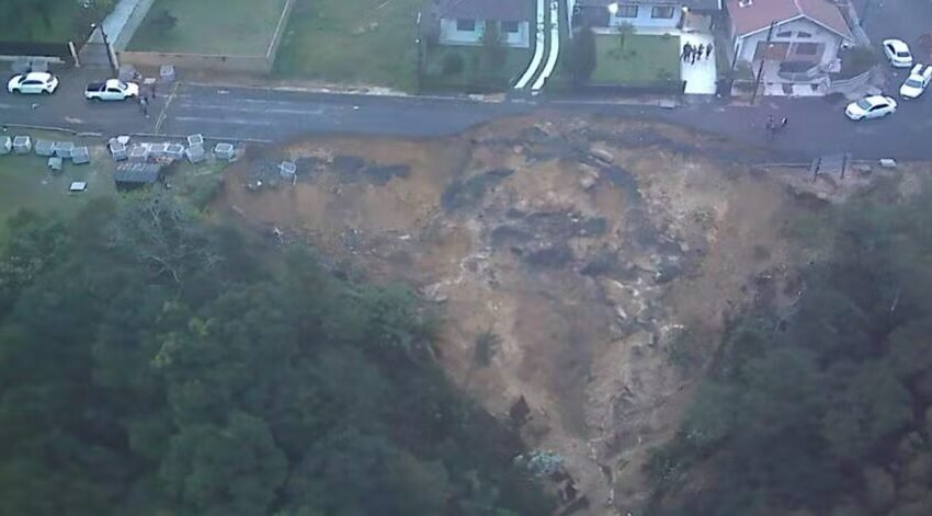  Deslizamento de terra forma cratera enorme e divide rua ao meio após chuvas intensas