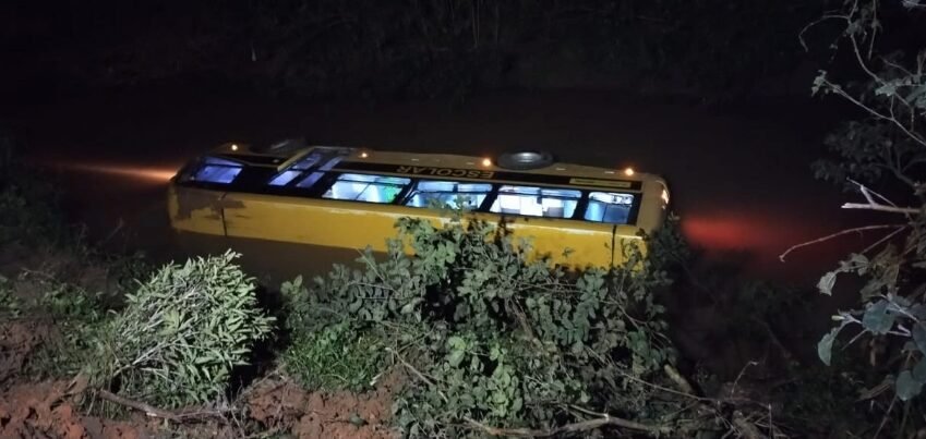  Micro-ônibus de escola cai em rio de Santa Catarina e deixa feridos