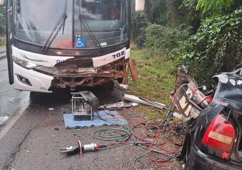  Grave acidente na PR-182 envolvendo ônibus deixa estragos e uma morte em rodovia