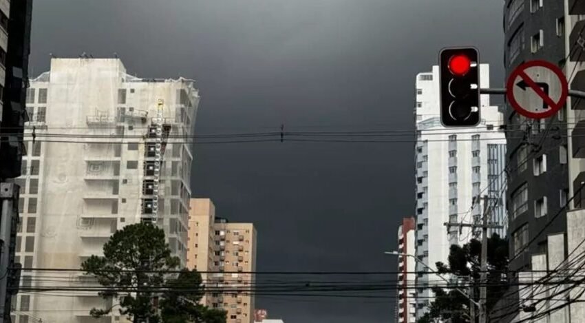  Fortes chuvas e vento de até 60 km/h atingem o Paraná; confira onde