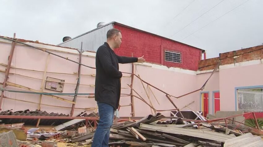  ‘Quando eu saí, caiu’, diz pastor de igreja destruída após chuva de granizo rachar paredes e derrubar teto