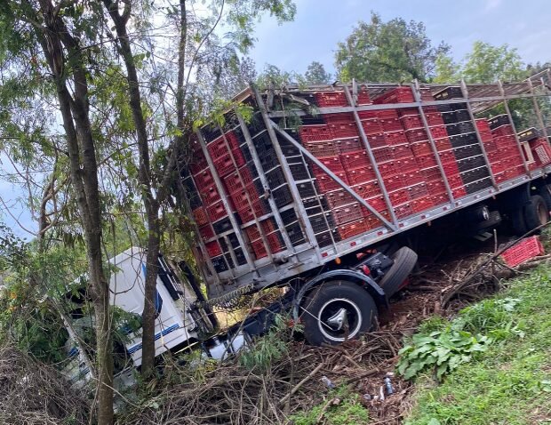  Caminhão perde o controle da direção e acaba saindo da pista na PR-471