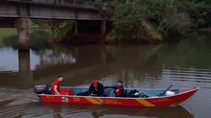  Corpo de Bombeiros realiza buscas por jovem que caiu da ponte dentro do rio Jaracatiá