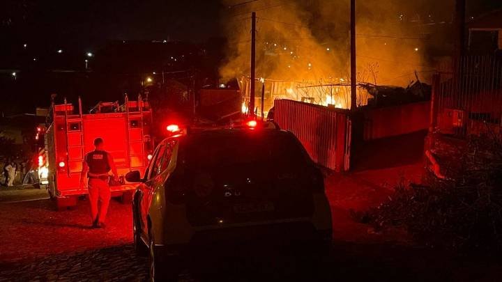  Casa de madeira é consumida por incêndio na noite deste domingo(21) em Dois Vizinhos