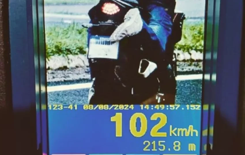  Motociclista tenta esconder placa com o pé para não tomar multa