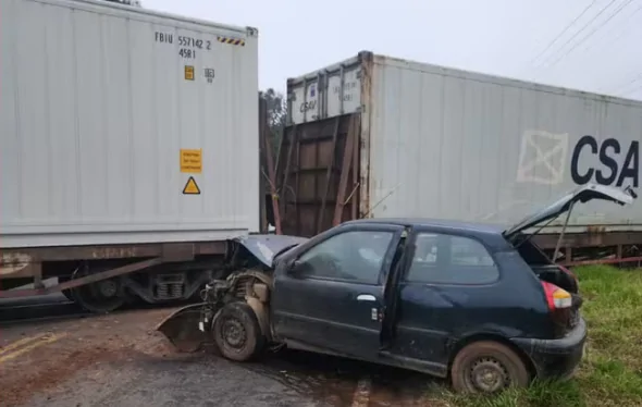  Carro é atingido por trem ao tentar atravessar ferrovia e deixa homens feridos