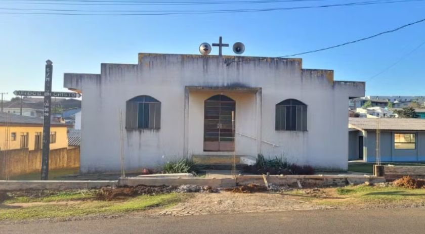  Homem agride namorada, se esconde em banheiro de igreja mas é preso pela PM