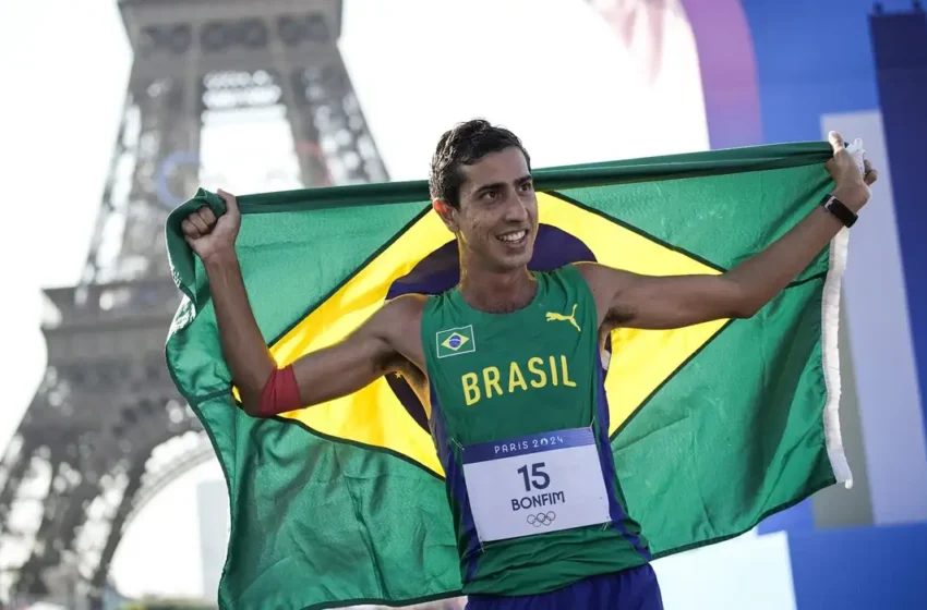  Caio Bonfim conquista medalha de prata inédita para o Brasil na marcha atlética