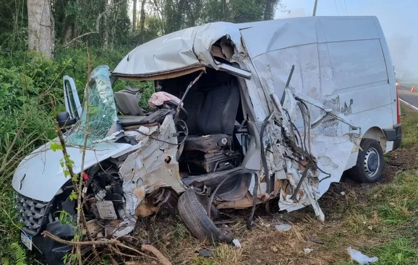  Motorista de Van fica ferido em batida com caminhão