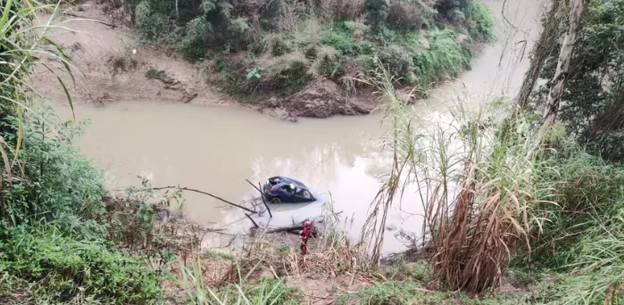  Homem cai em rio, desaparece, mas é encontrado em casa