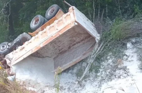 Caminhão carregado com calcário tomba e motorista perde a vida no PR