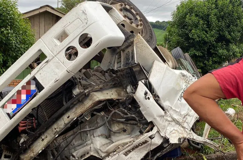  Motorista morre apos caminhão carregado capotar na PR-562