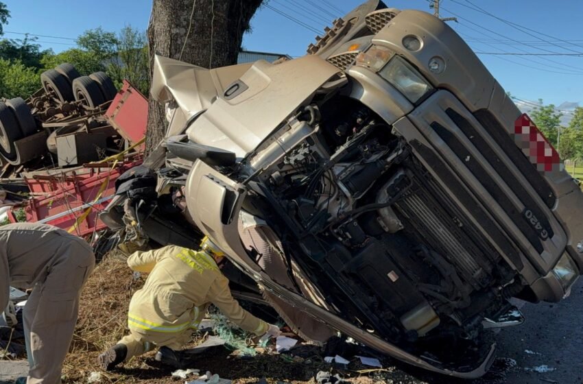  Carreta carregada tomba na PR-566 e deixa motorista ferido