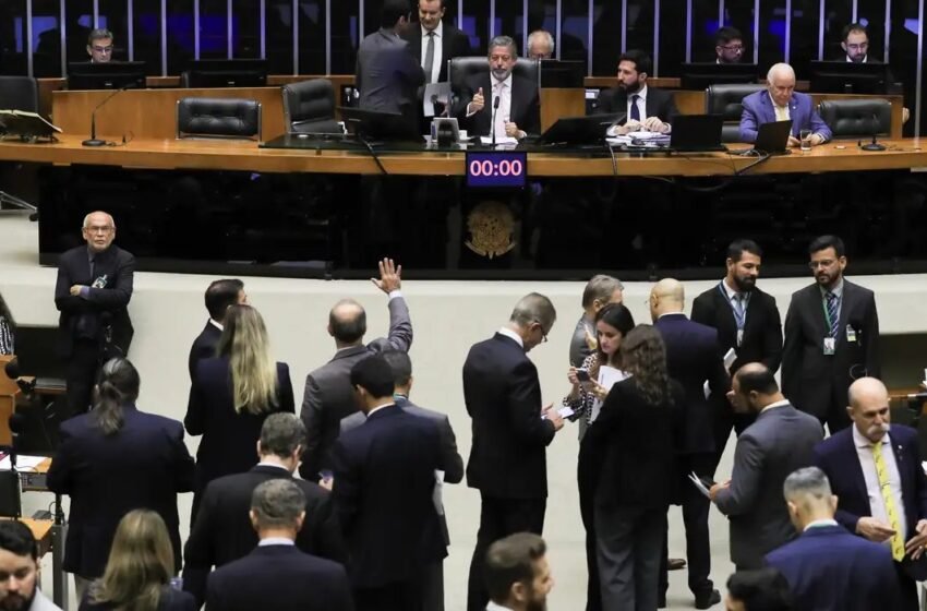  Câmara dos Deputados aprova urgência para corte de gastos e governo promete negociar