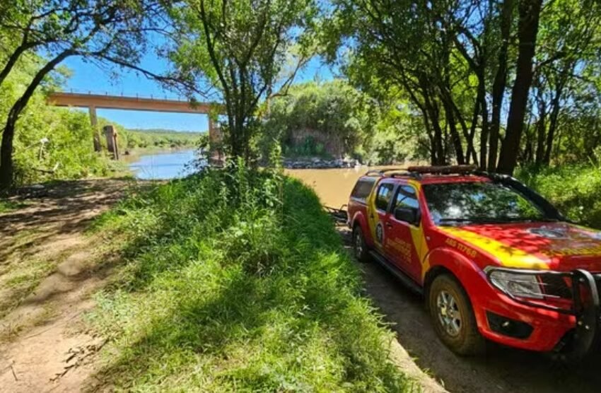  Corpo de Bombeiros suspende buscas por homem que desapareceu ao tentar atravessar rio nadando no Paraná