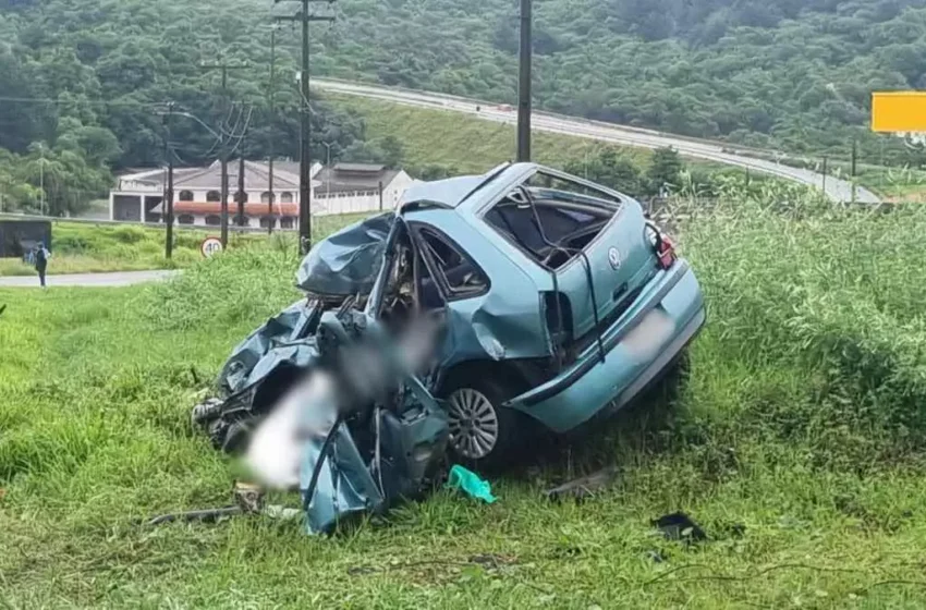  Motorista morre após grave colisão frontal entre carro e caminhão