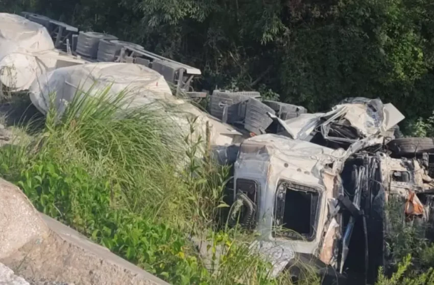  Homem fica ferido após tombar caminhão na BR-476 no PR