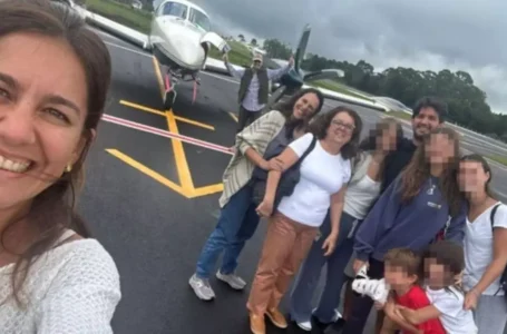 Foto mostra família que perdeu a vida em acidente aéreo reunida na frente de avião