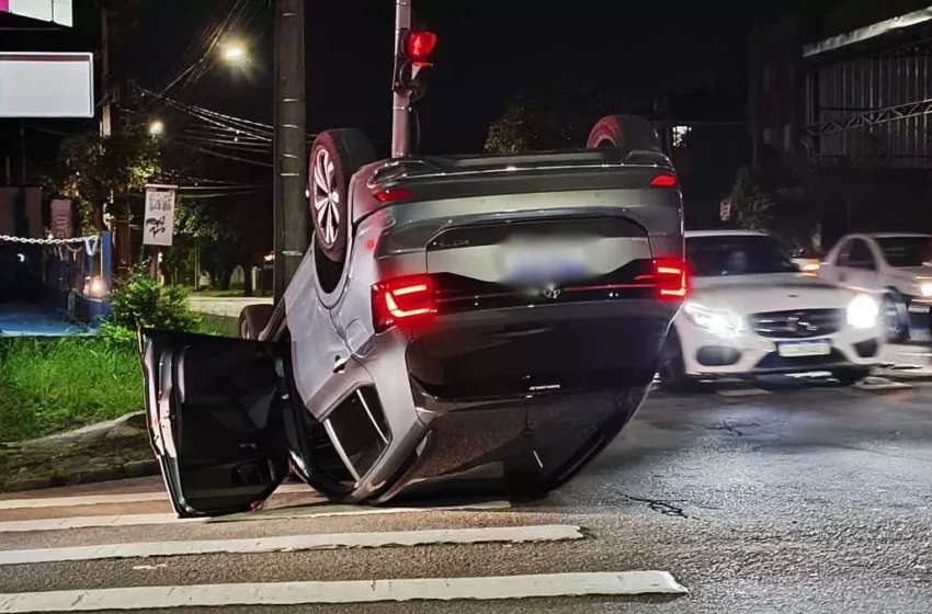  Motorista avança sinal vermelho e causa acidente com capotamento no Paraná