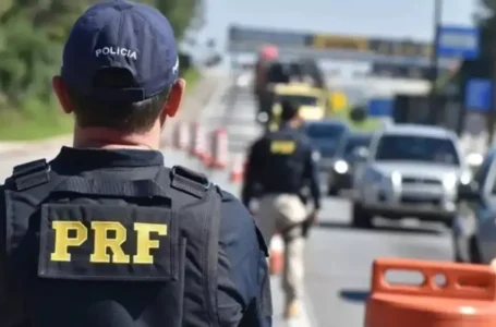 Acidente entre cinco carros e caminhão bloqueia BR-277, no Paraná