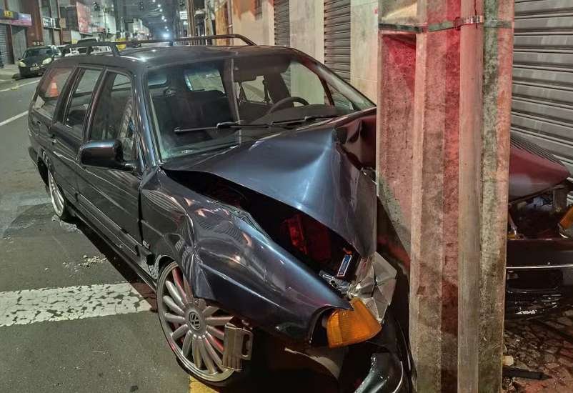  Motorista é apedrejado após colidir com poste durante briga generalizada na rua