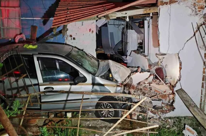  Motorista Derruba Portão e Danifica Casa Durante Fuga da PM em Curitiba