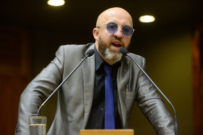  Fabrício Carpinejar inspira educadores em Dois Vizinhos com palestra hoje