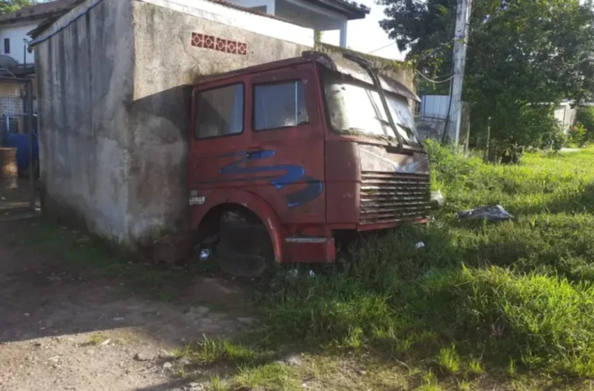  Corpo é encontrado dentro de caminhão abandonado no litoral do PR