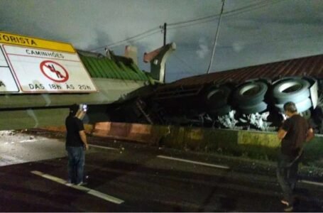 Carreta fica esmagada após colisão e queda de passarela na rodovia