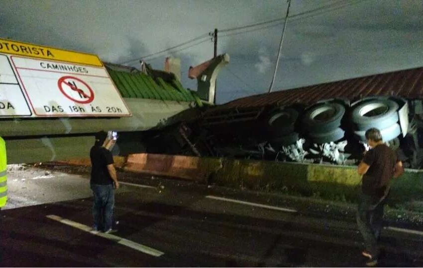  Carreta fica esmagada após colisão e queda de passarela na rodovia