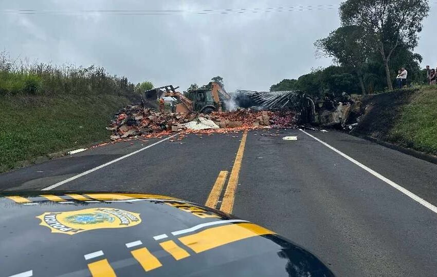  Colisão entre caminhão e carro na BR-277 mata dois homens