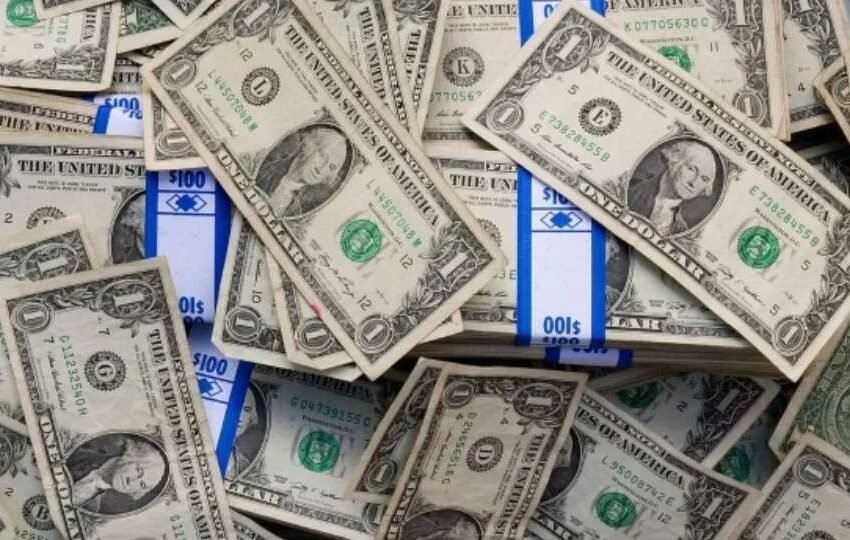  Dólar atinge menor valor desde novembro, fechando a R$ 5,68