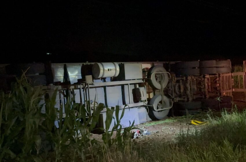  Mulher morre em acidente envolvendo tombamento de caminhão em município da região