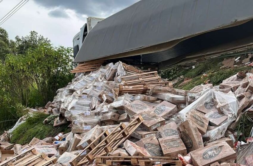  Tragédia e caos: tombamento de caminhão na PR-158 termina com saqueamento de carga