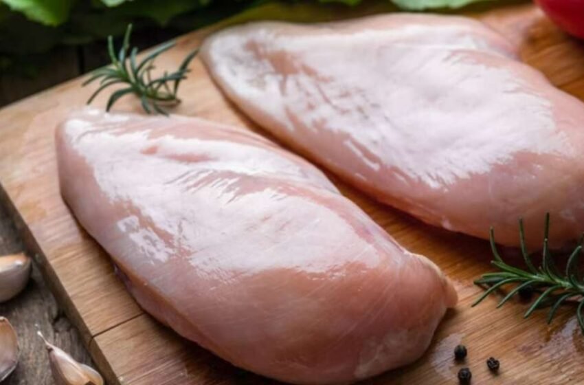  Consumo semanal de frango pode elevar risco à saúde? Especialistas respondem