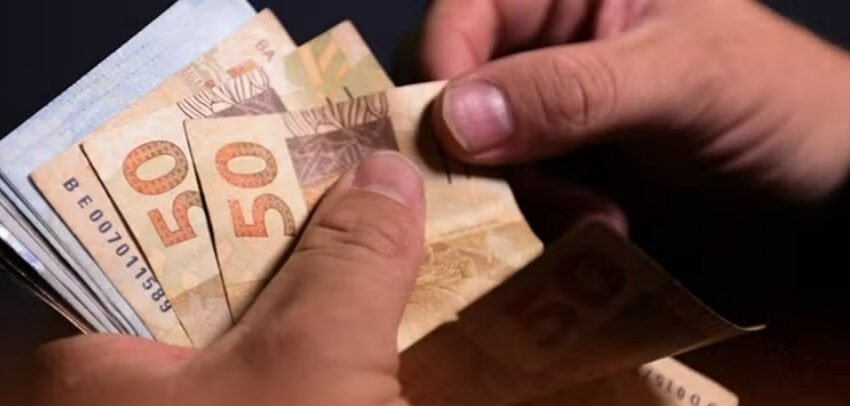  Abril tem dois feriados, mas pagamento do salário não será afetado; entenda as regras