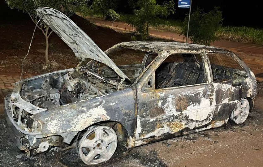  Carro pega fogo e vira cinzas em incêndio impressionante