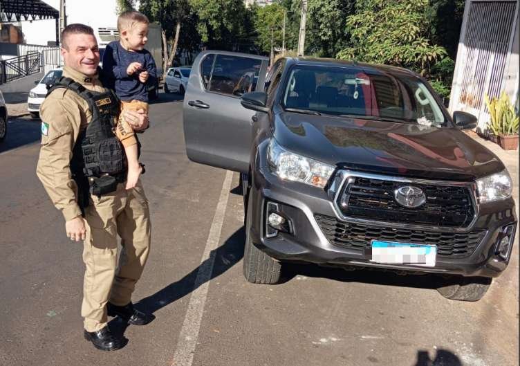  Criança fica trancada em caminhonete e é orientada a destravar o veículo