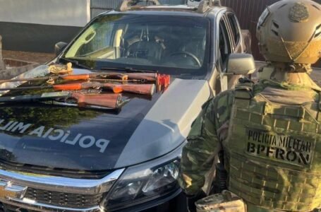 Homem é detido com espingardas e carregadores em operação policial