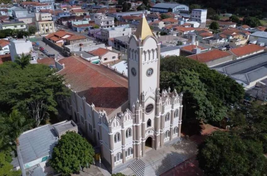  Bebê abandonado sem vida é descoberto em sacola dentro de templo religioso