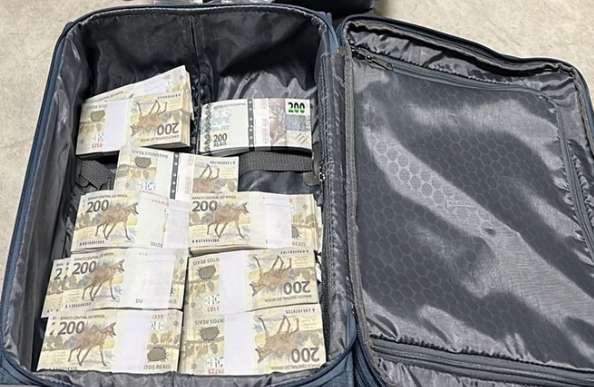 Operação apreende mala com R$ 1,2 mi e prende empresários em aeroporto