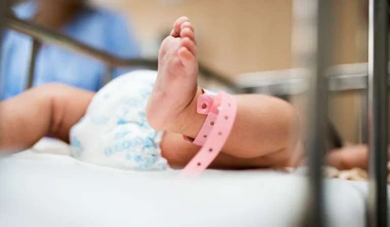  Queda de incubadora em hospital deixa bebê prematura com fratura no crânio